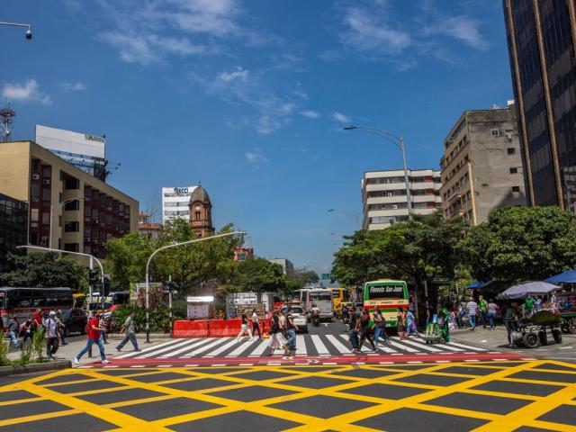 ciudadanos con tapabocas en el centro de Medellín